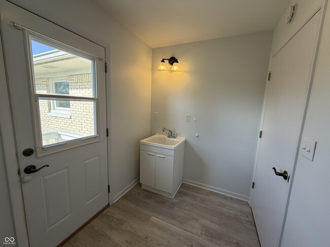 Building Photo - 5585 Gallagher Dr