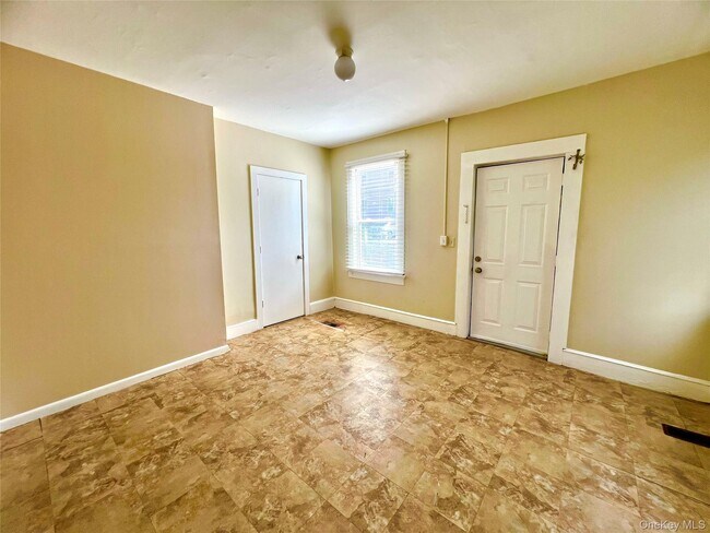 Building Photo - 30 Knapp Ave