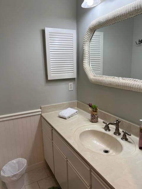 Building Photo - 301 SE Castle Ct