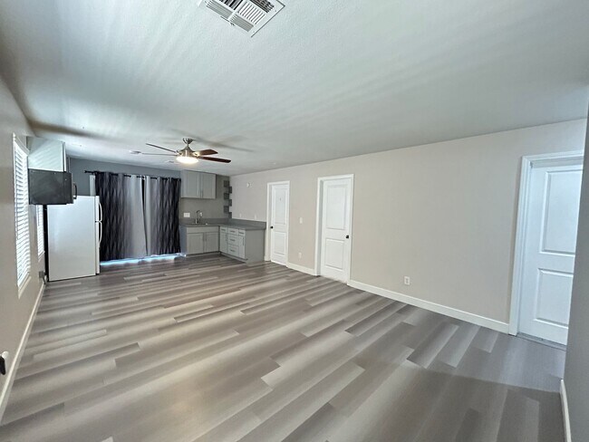 Building Photo - Desirable Split-Level 4-Bedroom Home in Southwest!
