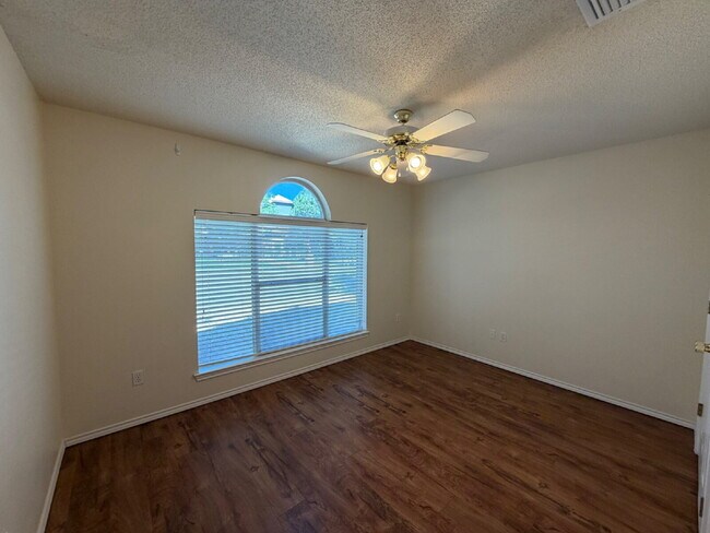 Building Photo - Duplex Located Between 98th & Indiana With Basement!