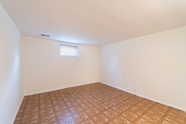 Building Photo - 50's Rambler with 5 BR & 3 BA in One of the Best Locations in Arlington
