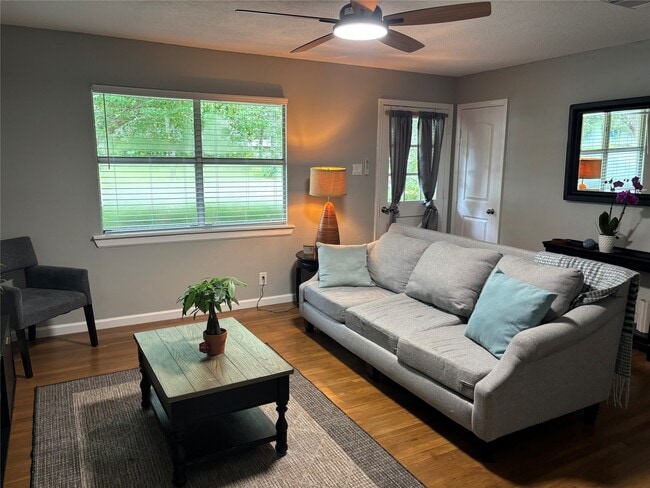 Building Photo - 331 Oak Dr