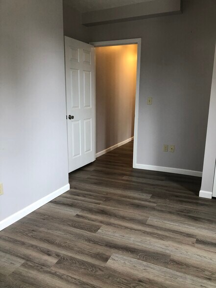 Building Photo - 437 W 6th St