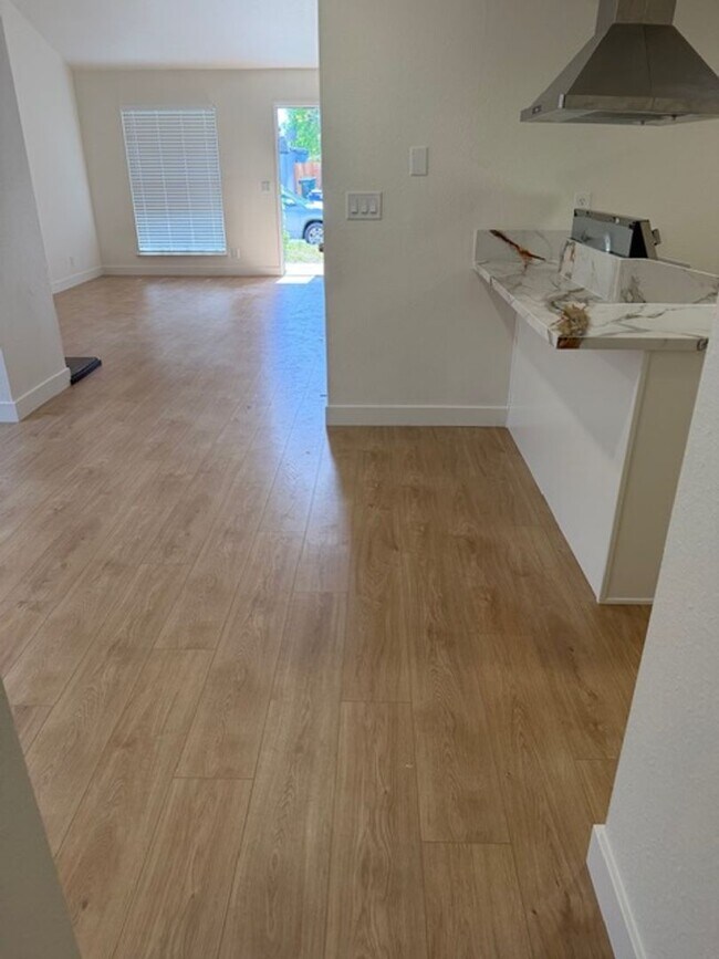 Building Photo - 5113-5115 Shell Street