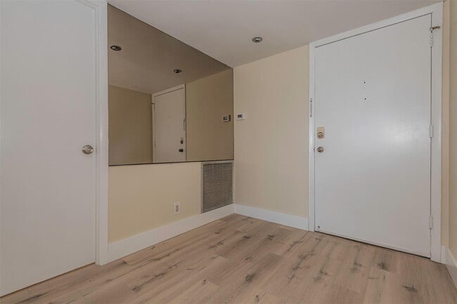 Building Photo - 1400 S Ocean Dr