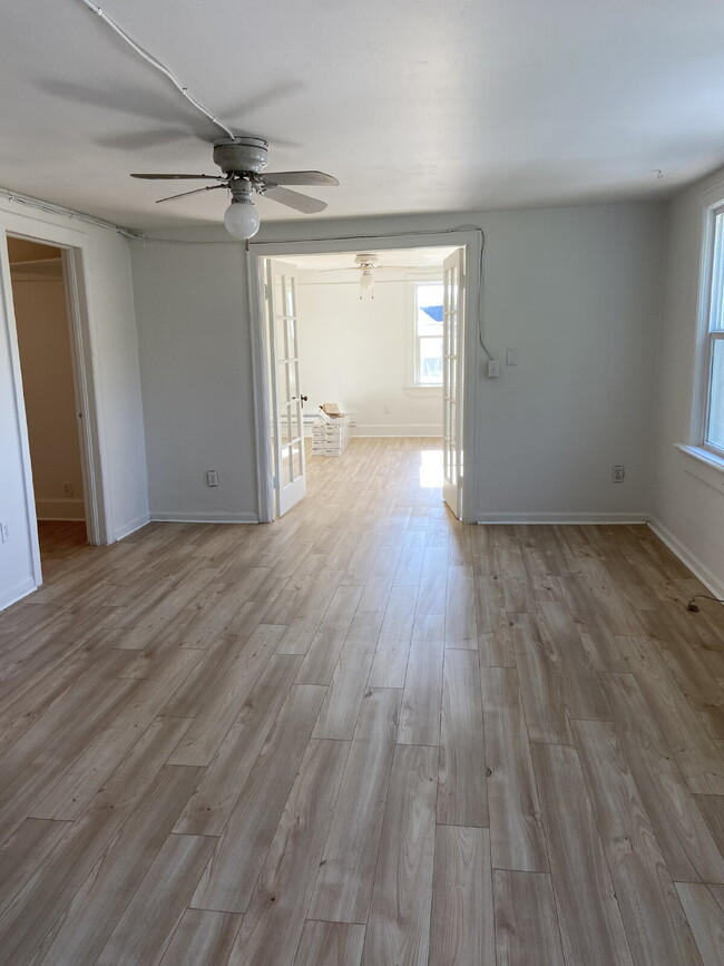 Building Photo - Spacious 3 bed 1 bath, bright & cheery apa...
