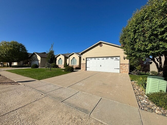 Building Photo - 3 BED | 3 BATH | TOWNHOME | DOUBLE GARAGE | WEST