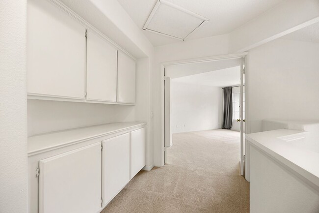 Building Photo - 631 S Glenhurst Dr