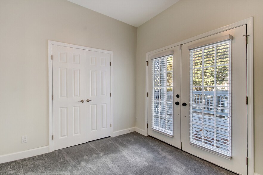 Building Photo - 303 W Henry St