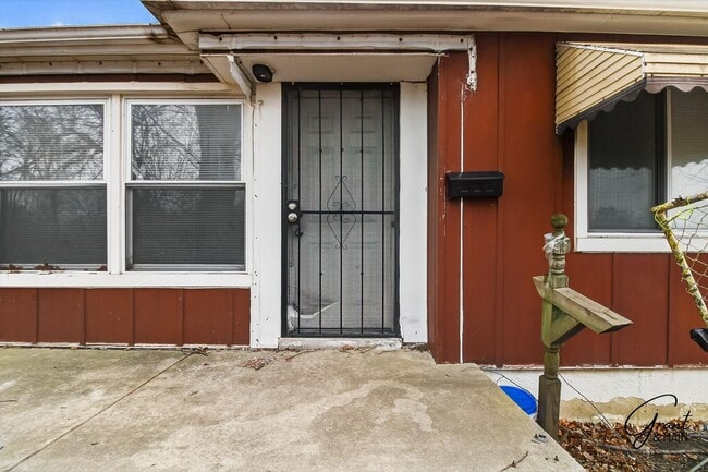 Building Photo - $1050 Charming 2 Bed Home