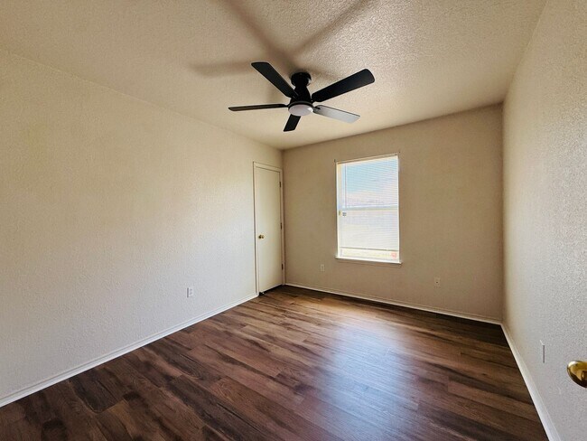 Building Photo - 2801 Lucille Dr