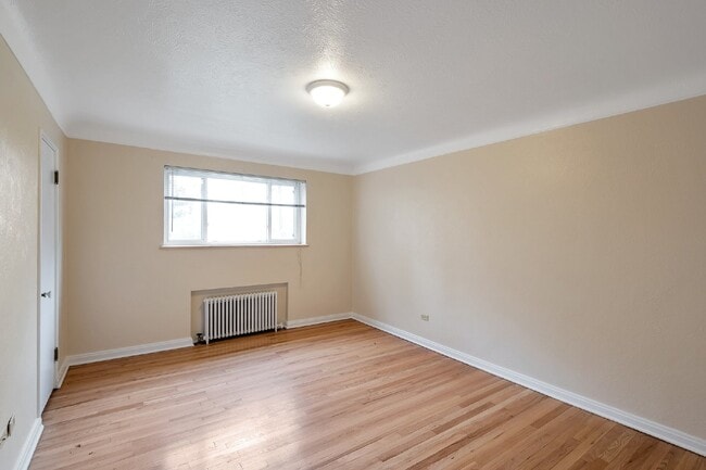 Building Photo - Large two Bed / One bath condo in great Art deco building near Washington park.