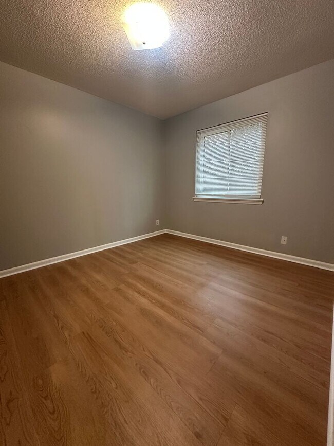 Building Photo - 3340 Pinewood Ave