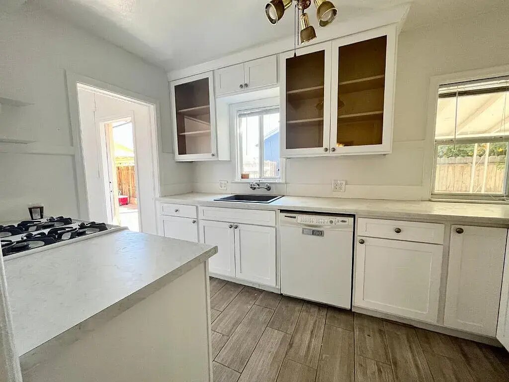 Kitchen to Mud Room and Back Yard - 822 E Whitton Ave