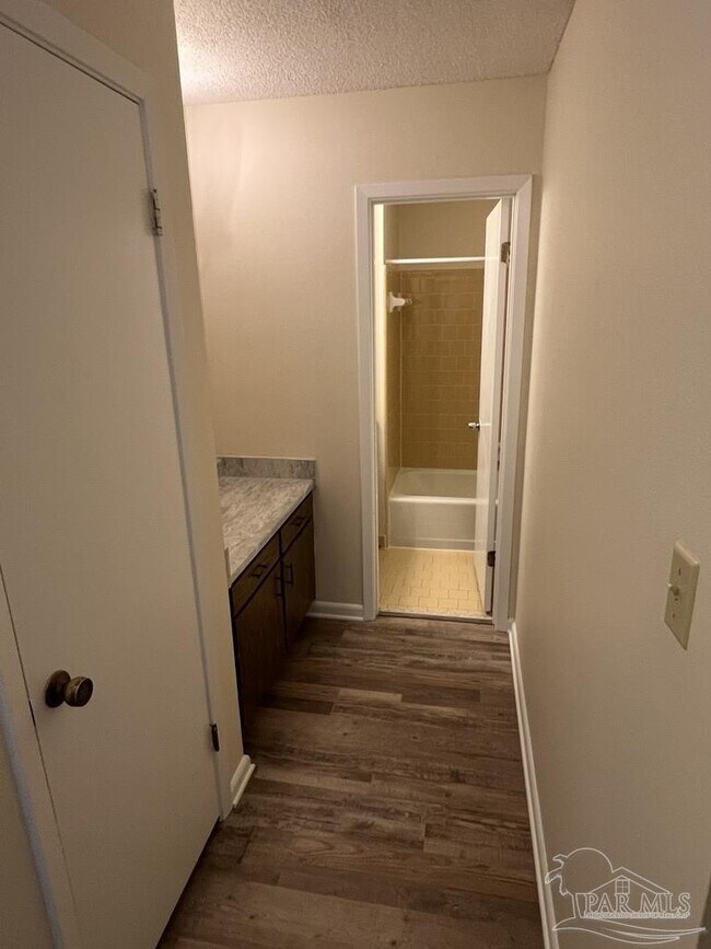 Building Photo - 4050 Claiborne Cir