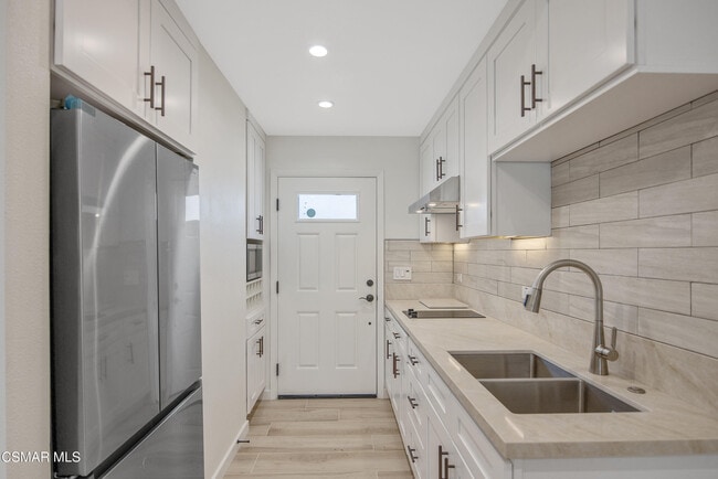 Building Photo - 5540 Lake Lindero Dr