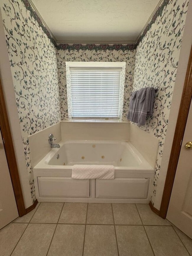 Building Photo - Fully Furnished, STR - (3) Bed/(2) Bath + Office! Pool Access!