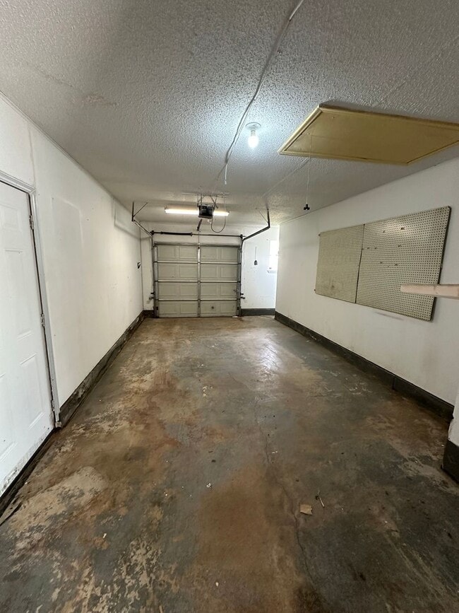 Building Photo - 3 Bed, 1.5 Bath, 1 Car garage