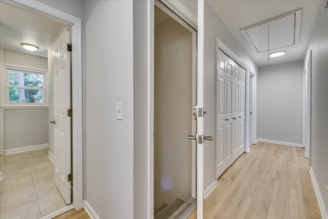 Building Photo - 2111 Huron Dr