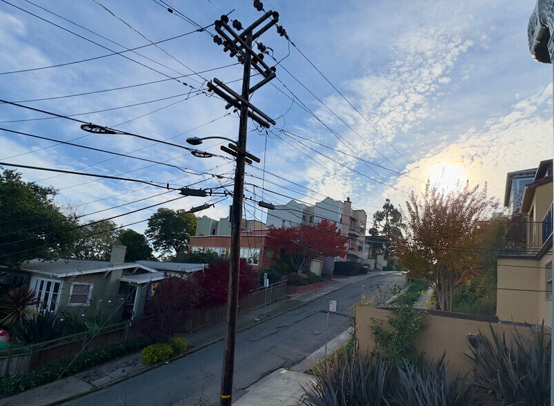 Building Photo - 645 Jean St