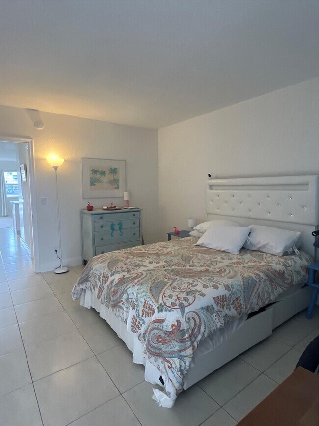 Building Photo - 2100 Diana Dr