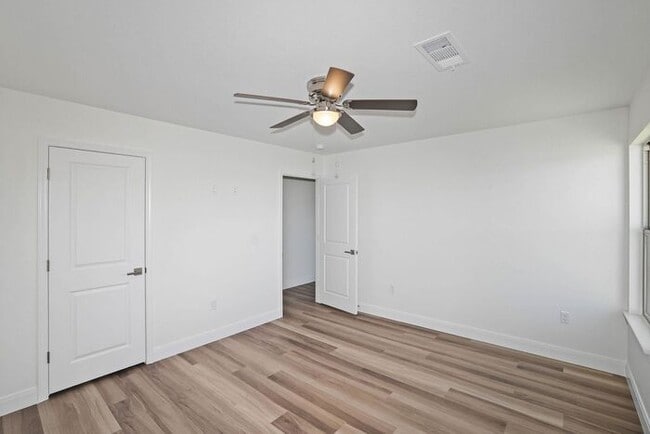 Building Photo - 7612 Woodford Ave