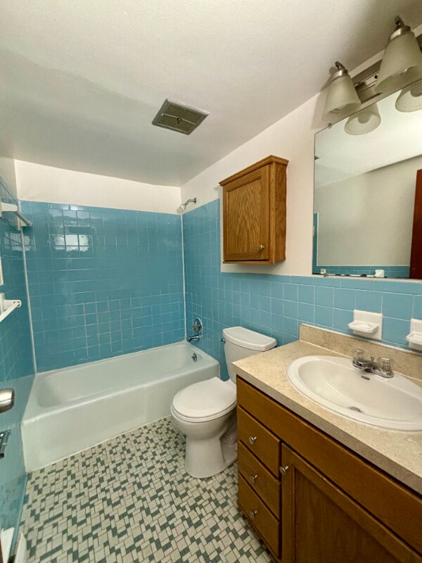 Building Photo - 2715 Eggert Rd