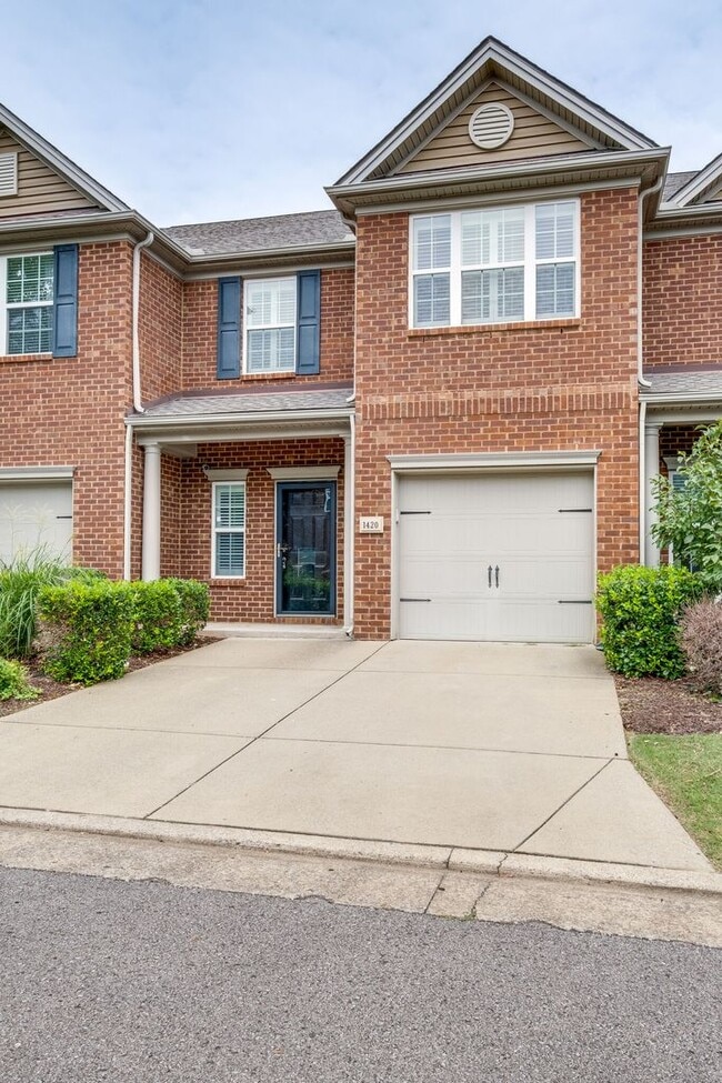 Primary Photo - 3 Bed 2.5 Bath Gorgeous Townhome, Availabl...