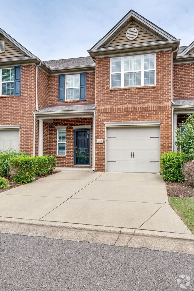 Building Photo - 3 Bed 2.5 Bath Gorgeous Townhome, Availabl...