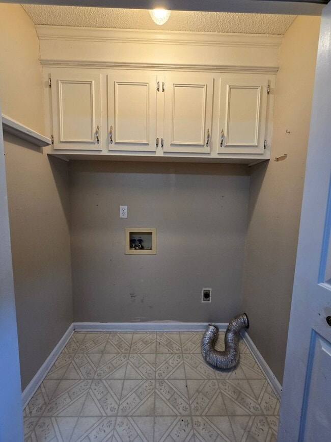 Building Photo - 805 Club Ln