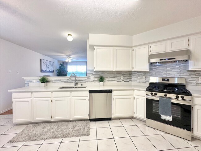 Building Photo - 8223 Golf Green Cir