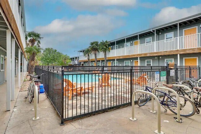 Building Photo - 2401 Manor Rd