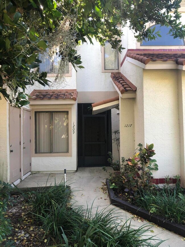 Primary Photo - 1209 Country Club Dr