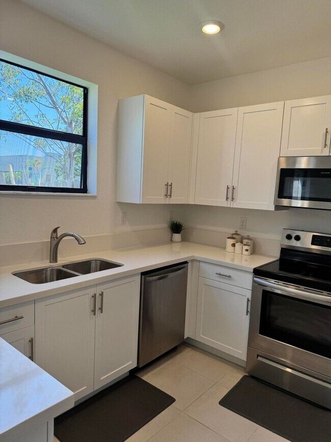 Building Photo - 5442 SW 14th Ct