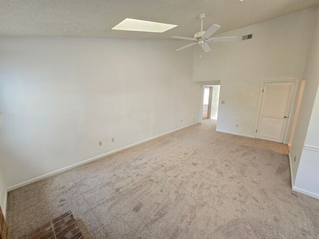 Building Photo - BEAUTIFUL 3-BED, 2-BATH HOME ON THE LAKE I...