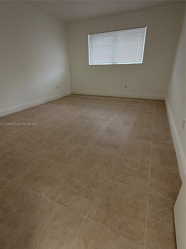 Building Photo - 15205 NE 6th Ave