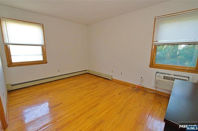 Building Photo - 233 8th St