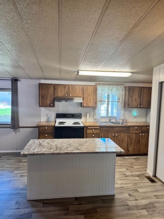 Building Photo - RARE FIND AVAILABLE NOW HOME IN ROGUE RIVER