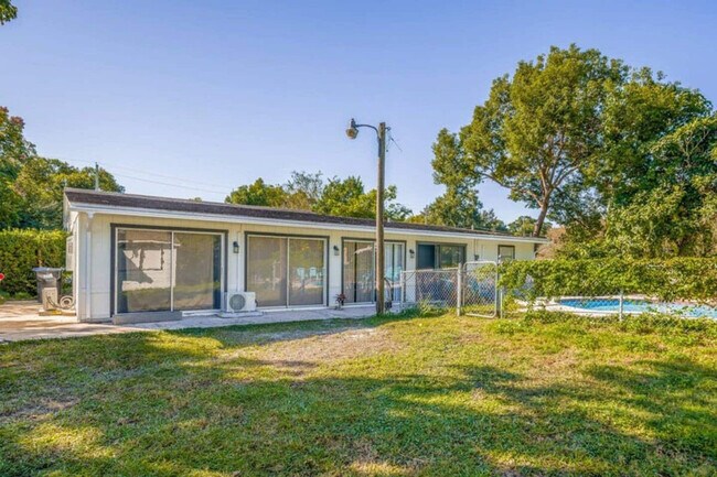 Building Photo - 2301 Carlton Dr