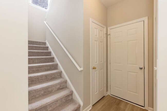 Building Photo - Four Bedroom Home in Sought After Neighborhood!
