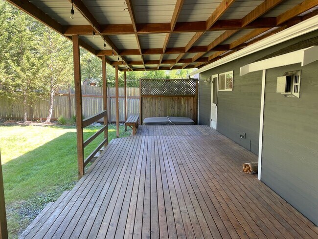Building Photo - Single Level Holmes Harbor Charmer!