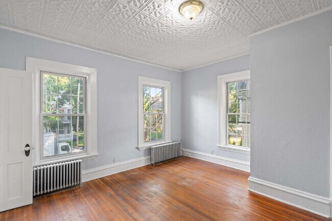 Building Photo - "Charming 1-Bedroom Retreat in the Heart o...