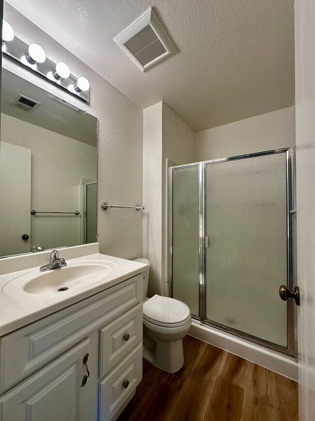 Building Photo - Bridgeview top floor condo with tree top w...