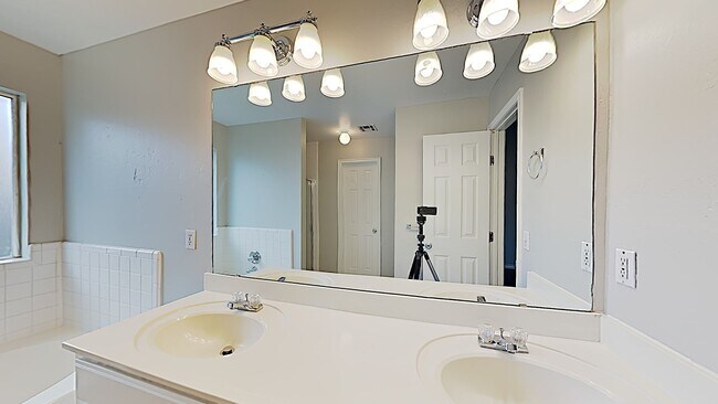Building Photo - 4 Bedroom 2 Bath in Deer Creek Schools- Ga...