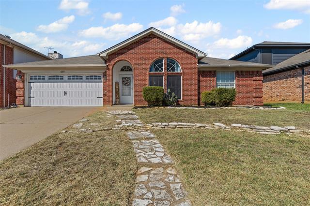 Building Photo - 4215 Bent Oaks Dr