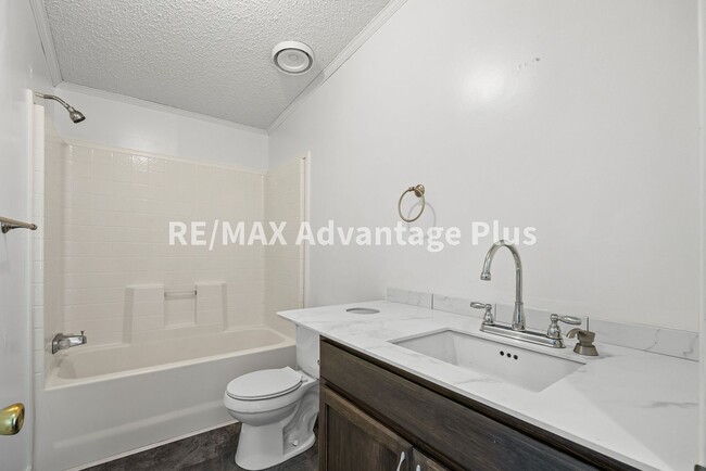 Building Photo - Spacious 4 bedroom home in private setting