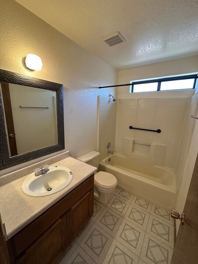 Building Photo - Cute 2 bedroom, 2 bathroom home with firep...