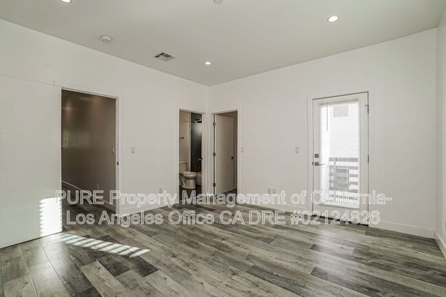 Building Photo - 1344 N Kenmore Ave