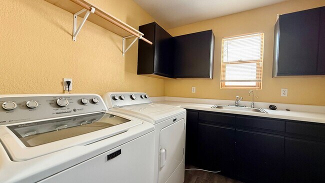 Building Photo - Move in ready home on Hollandale